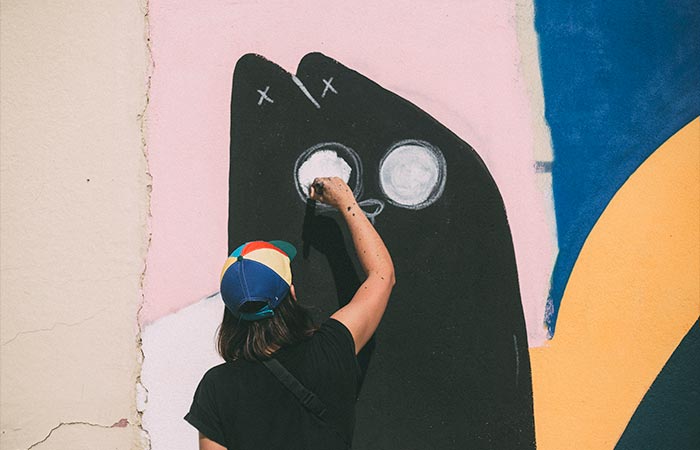 mujer-pintando-mural